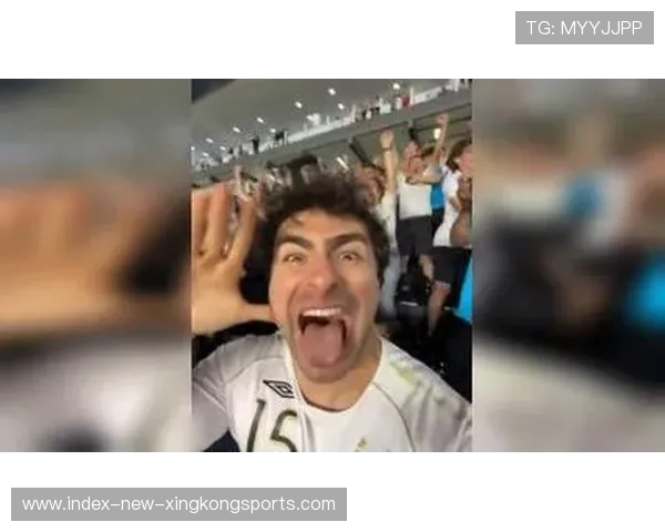 足球中场断球后单刀破门，全场疯狂！带你体验足球最激动人心瞬间